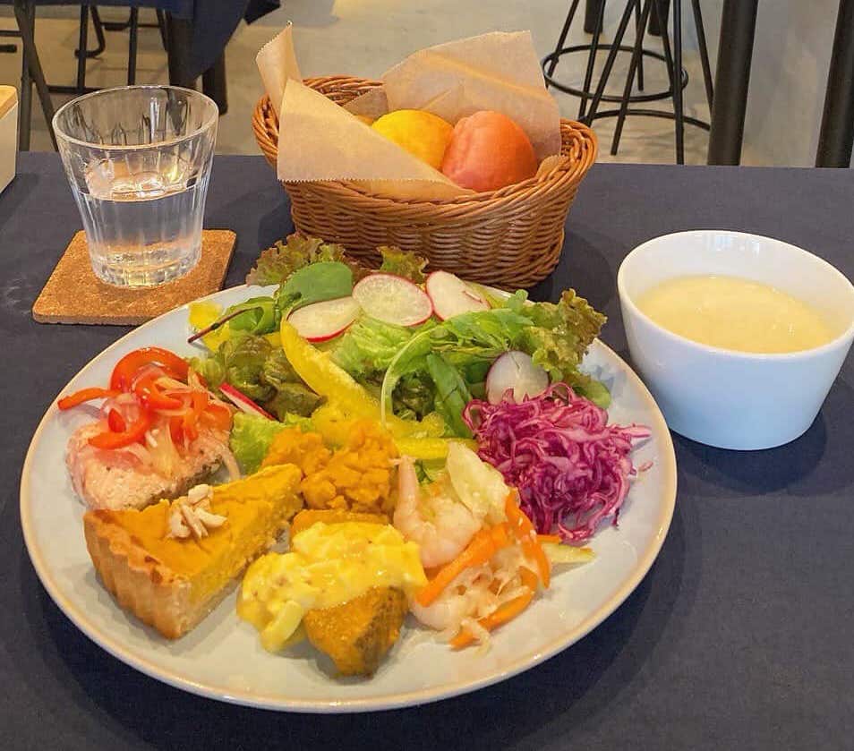 彩り野菜と発酵のおかず、お米のスープが並ぶランチプレート