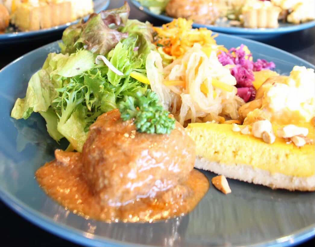 発酵ワンプレートミートランチ。日替わりのミートに彩り野菜と生米パンを添えて