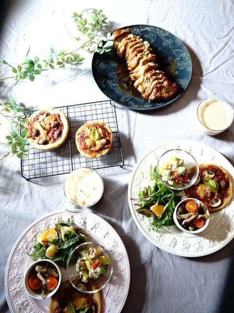 生米パンと季節の野菜のプレートが並ぶ、明るい食卓